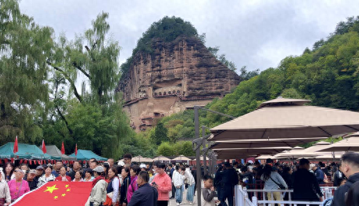 国庆第二天，麦积山迎来长假首轮客流高峰