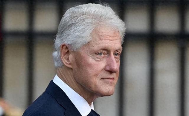 被逼到墙角后，克林顿宣战，宁可身败名裂，也要让特朗普“陪葬”