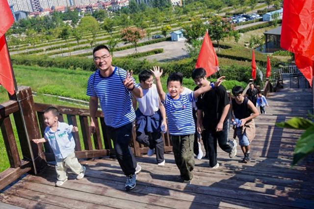 这里是青岛｜“走”热新区秋季文旅市场！2025青岛西海岸山野生活节解锁“沉浸式体验+山野徒步”新玩法