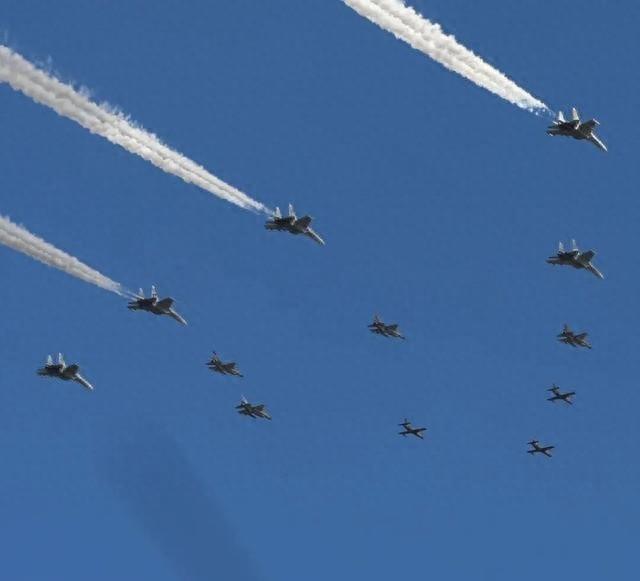 特朗普终于迈出这一步，F18“破门而入”，委内瑞拉还能撑多久？