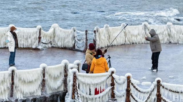 极寒来袭，威海海水浴场栈桥宛如“冰河世纪”