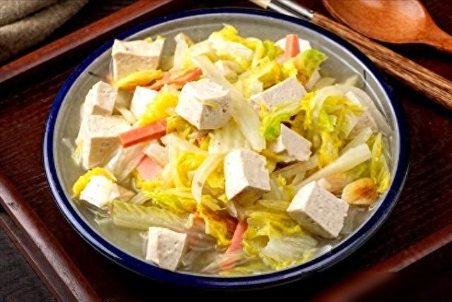 白菜炖豆腐，先炒白菜还是豆腐？大厨教你正确顺序	，鲜香又入味