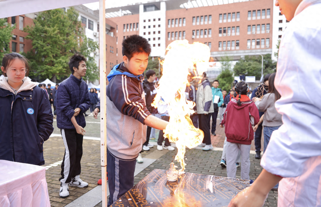 亲身实验点燃青少年科学兴趣——“感触科学文化”主题科普活动主场在鄂举办