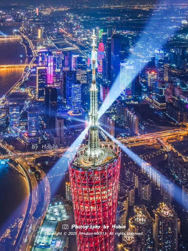 一场时尚大秀，一座大城闪亮