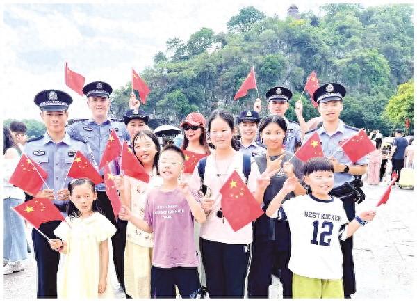 不一样的国庆，一样的坚守  ——记录象山景区里的“藏蓝身影”