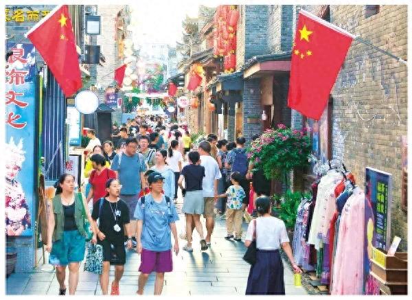 桂林双节接待游客总人数941.73万人次，实现旅游总收入106.50亿元