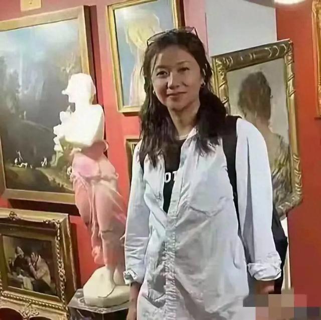 51岁徐静蕾美国近照曝光 头发全白穿得像路人 黄立行低调得认不出