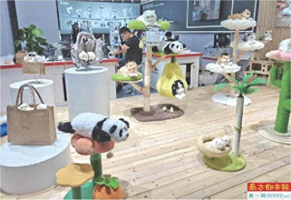 撒娇咀嚼打瞌睡 “仿生小猫”卖爆了