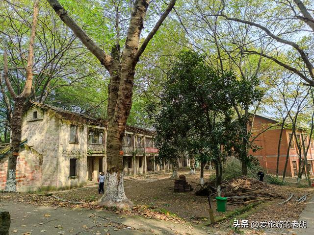 湖南深山中废弃的军事基地，有防空洞和配套水库，现在已成废墟