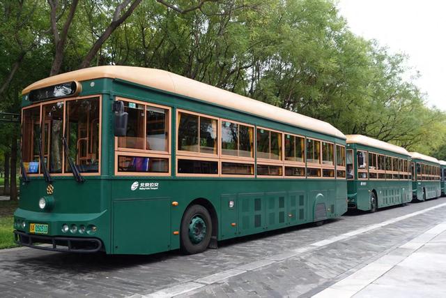 乘“铛铛车”游中轴线，看机器人跳英歌舞——2025年北京市驻华使节招待会举行