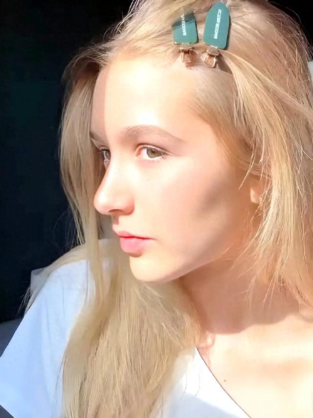天啊贝克汉姆的女儿小七咋变这么美了？14岁的她金发碧眼惊为天人
