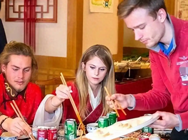 美国姑娘来中国旅游，回国发文称:中国的晚上太危险，千万别出门