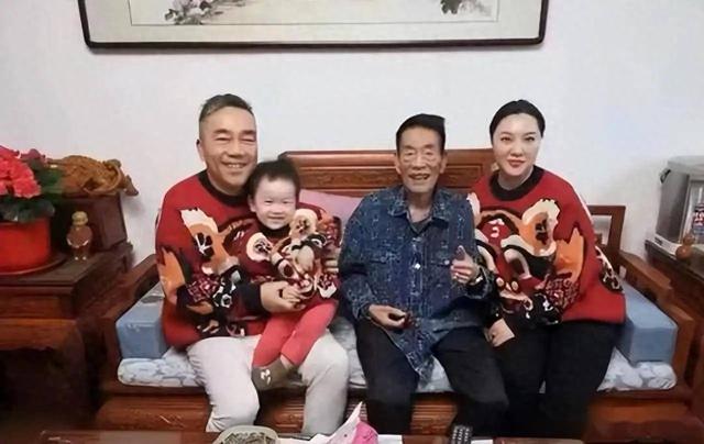 正妻小三同吃住，连私生子都带回家？杨议瞒了5年的体面全败光了