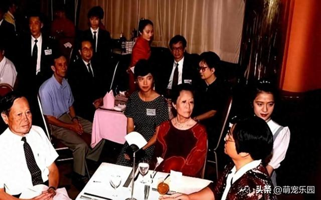 九十年代聚餐老照片，杜致礼翁帆初相遇	，杨振宁同桌藏着秘密