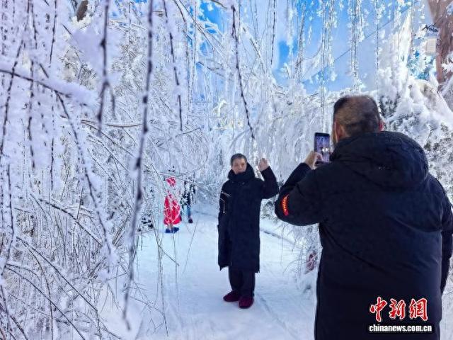 海外华媒吉林赏“秋日冬景”：“雾凇之都”四季皆可戏雪