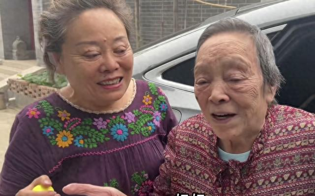北京爷们生活：94岁姥姥接回小院，状态不错 一家人其乐融融 真