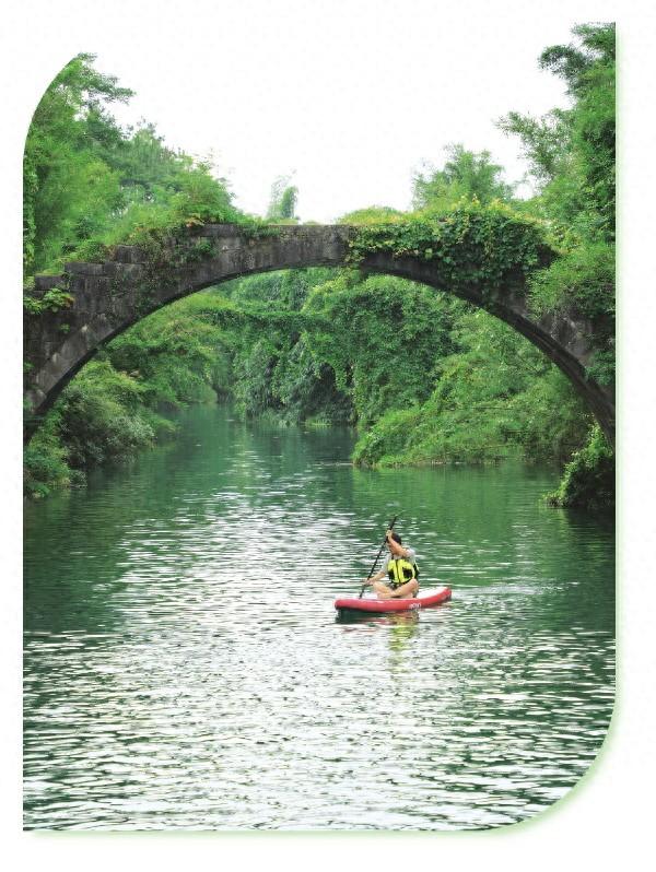 年轻游客解锁桂林新玩法