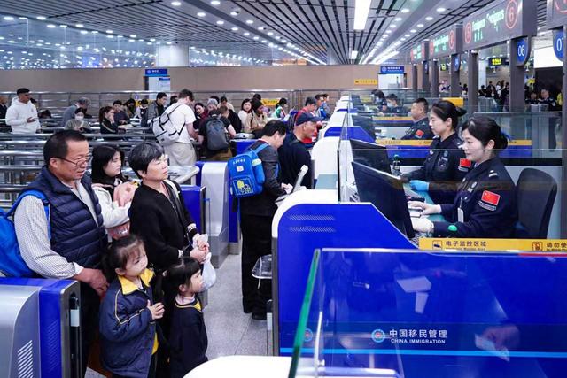 文旅带动跨境游，拱北口岸周末客流持续攀升