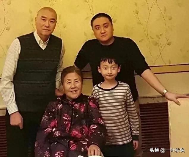 梁兴初将军夫人任桂兰与儿子及孙子，重孙在一起，温暖又温馨