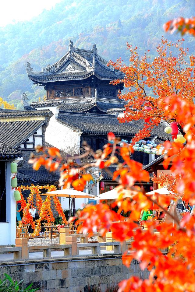 流金暖红裹着的古镇秋时