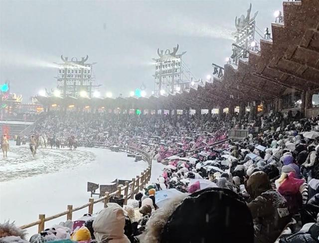 万岁山武侠城演员大雪中全情演出，网友直呼敬业，景区：对演员有保暖措施，目前天气已转晴