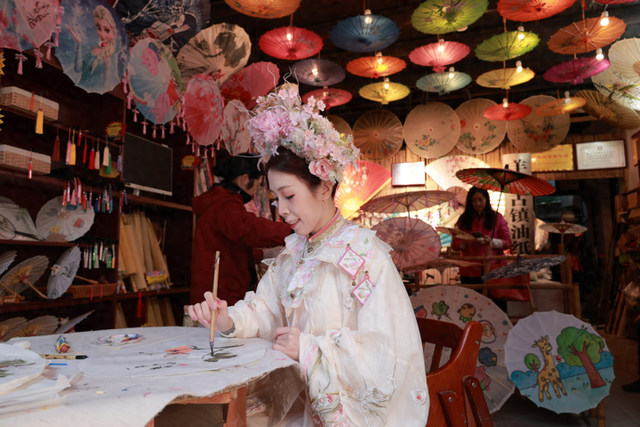 石板街上的“时空折叠”——“一带一路”境外媒体沉浸式打卡赤壁羊楼洞