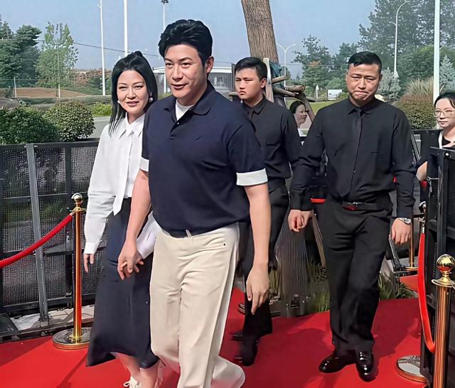 万万没想到，他们俩居然也开始接商演了，差点没认出来