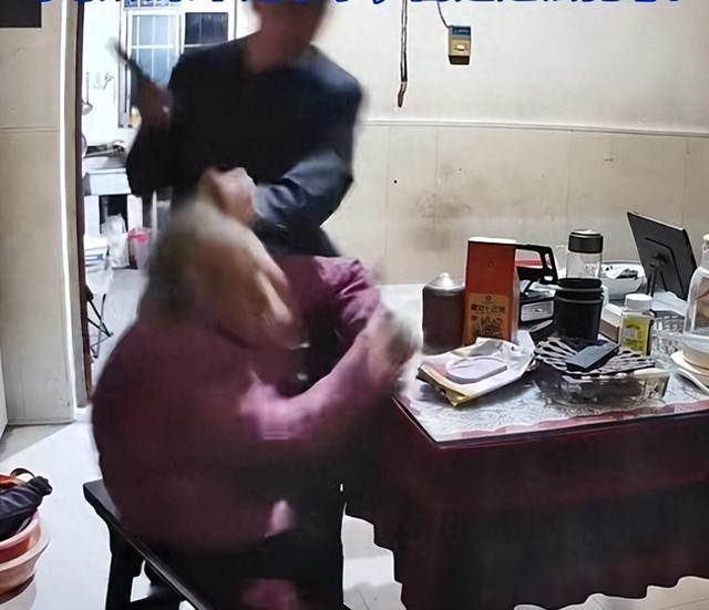 江苏暴打母亲男社死！央媒紧急介入	，对话内容曝光，坐牢只是开始