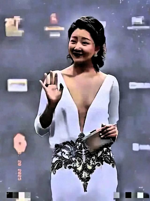 天呐 殷桃太敢穿了 真空穿连体衣引热议 身材和胸围比超绝 性感又迷人