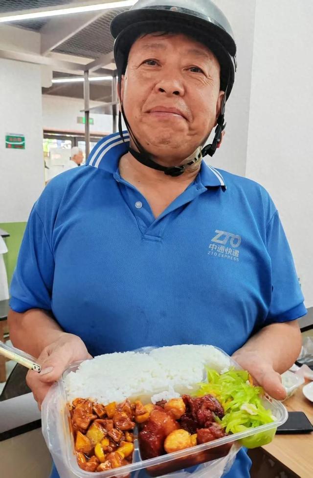 上海“梧桐区”9.9元吃饱、12.9元吃好，还能一分钟取餐？快递师傅：便宜得让人不好意思