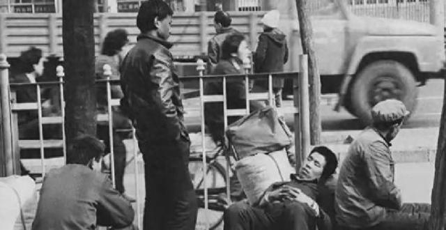 他是南宁市委原书记，连任两届中央候补委员，1985年降为处长