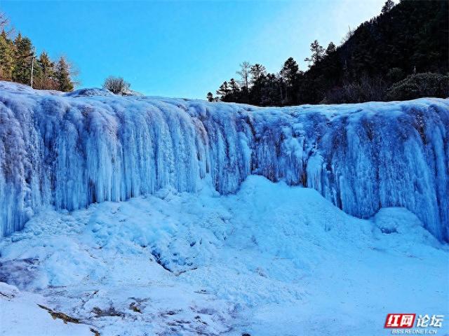 一半冰雪，一半碧波，冬日黄龙的色彩魔术