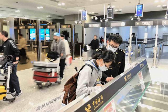 韩国免签新政试行 青岛空港口岸中韩跨境游火热