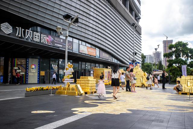 到水贝搬“黄金”成热门打卡点，市民花样姿势合影