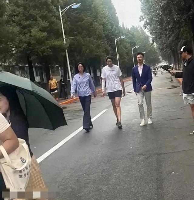 郎平朱婷现身北京师大一起央视邵圣懿 朱婷很美 高挑身材走路很威风