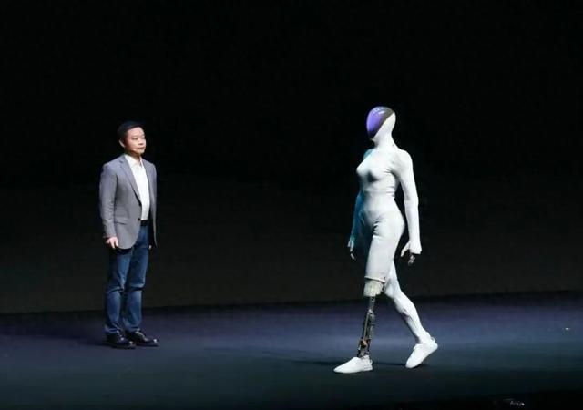 国内机器人走出“猫步”引发热议，越像人越吓人为什么还要造