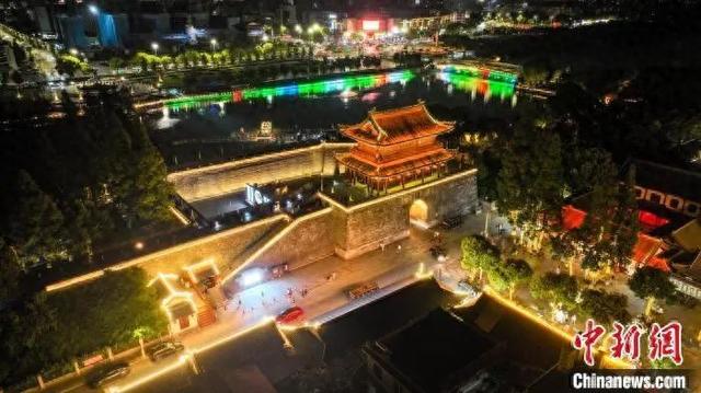 中国新闻网聚焦荆州：古城夜游人气旺