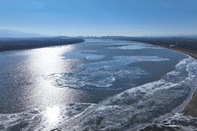 绝美“文封江”！乌苏里江进入流冰期，“跑冰排”景观再现