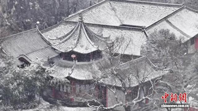 古城西安迎飞雪 巍巍秦岭换“冬装”