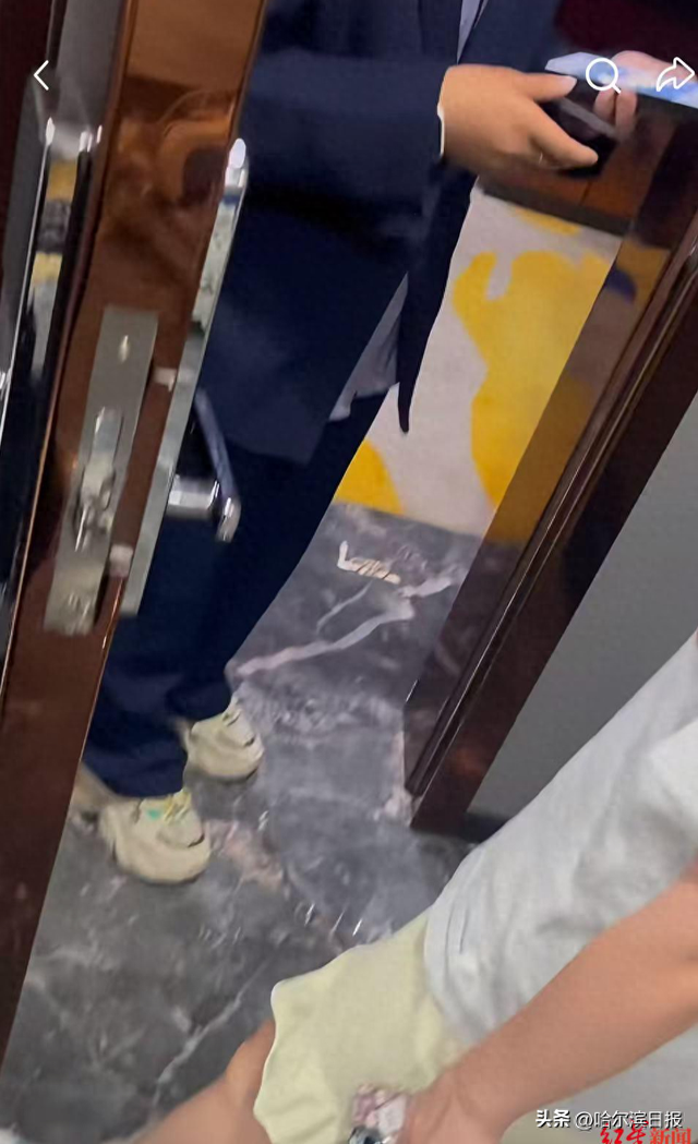 女子住内蒙古一酒店被两名陌生男子刷开房门，与酒店起纠纷被说“既要还要又要”“不能让恶人得逞	”