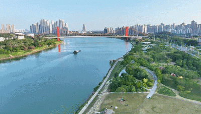 缸瓦窑江边营地暖心升级！代步车+补给站+童乐园+观景台全配齐，露营遛娃全无忧！