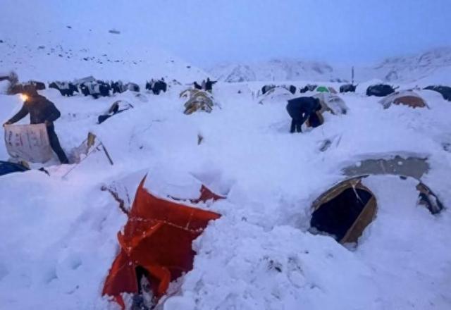 珠峰暴雪被困后续：向导人肉开路，百余人因此获救，有人重金感谢