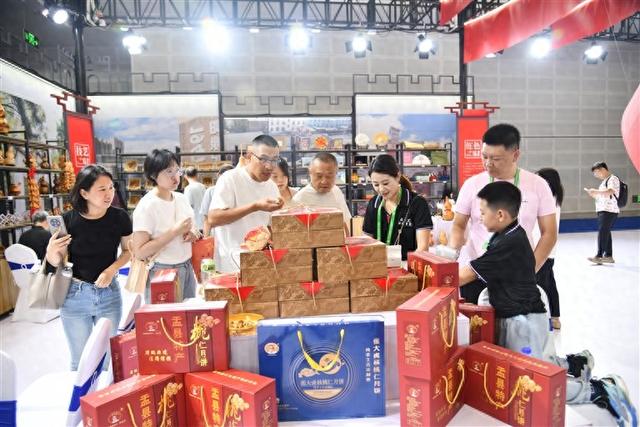 “趣”玩一下感受浓浓“文化味儿”——省文博会阳泉展区特色产品实力“圈粉”