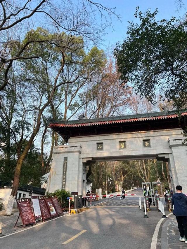 长沙岳麓山避坑指南｜本地人熬夜整理，拒绝（人挤人+踩雷）攻略
