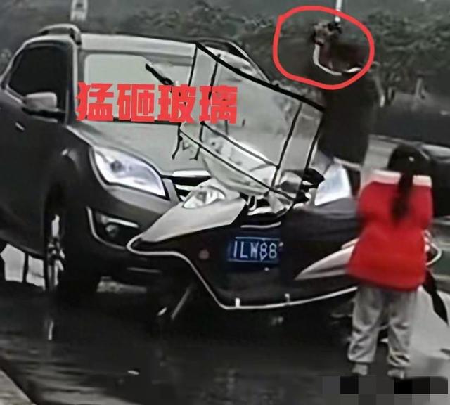 带女儿砸车玻璃后续！警方通报，砸车原因曝光不简单，男子被拘留