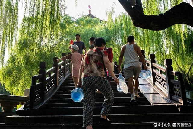 今视角|济南白石桥泉畔取水，解放阁下的生活剪影