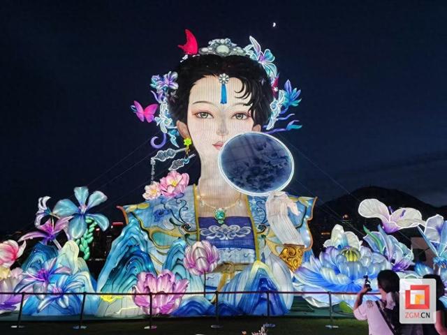 高达12.8米！自贡“紫霞仙子” 在香港以最大身姿寻找“至尊宝”