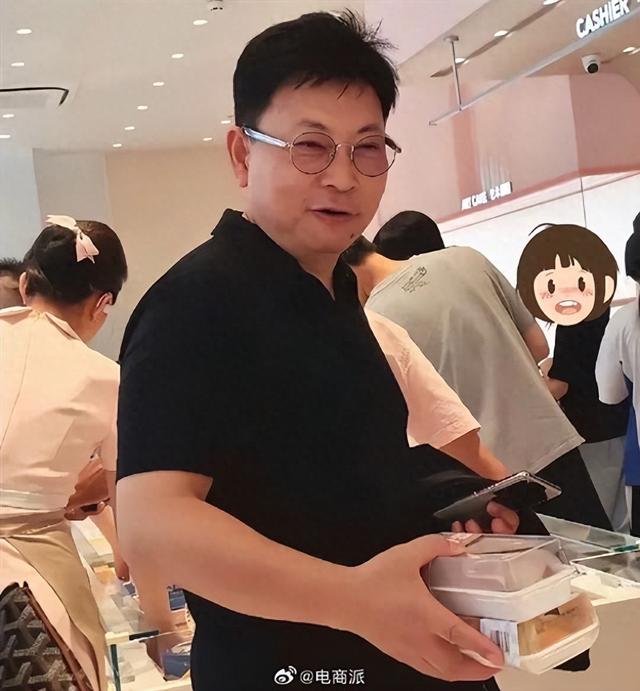 余承东在商场溜达被偶遇，买了两个小蛋糕，满脸笑容