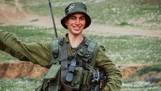 哈马斯挖掘视频曝光！11年煎熬终落幕，以色列士兵遗体回家