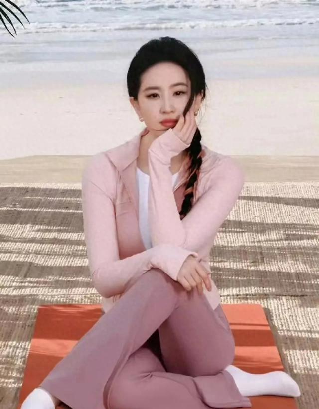 刘亦菲这个瑜伽动作，一般人还真摆不了，有点优雅 ​